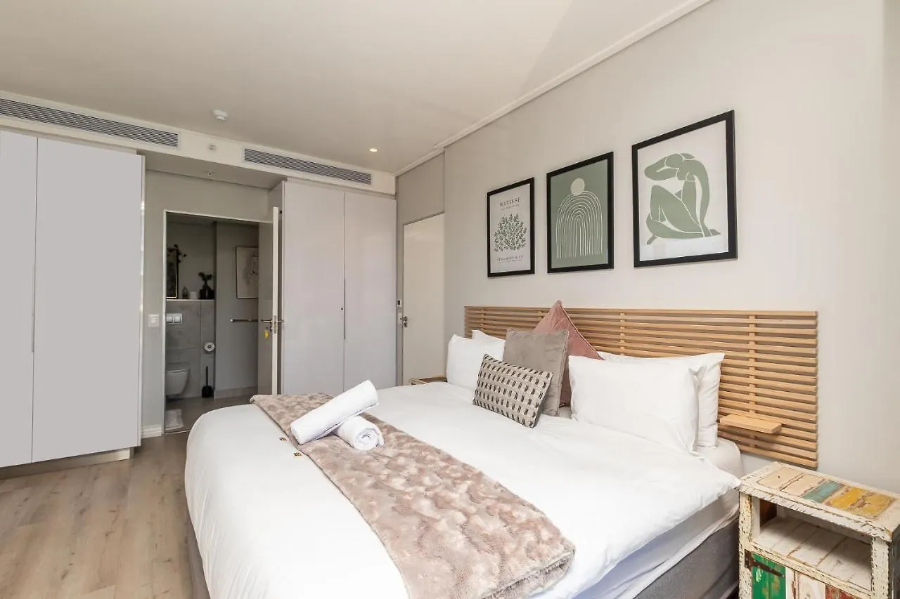 Modern Sanctuary In The Heart Of Cbd W Pool, Outdoor Gym Daire Cape Town 0*,